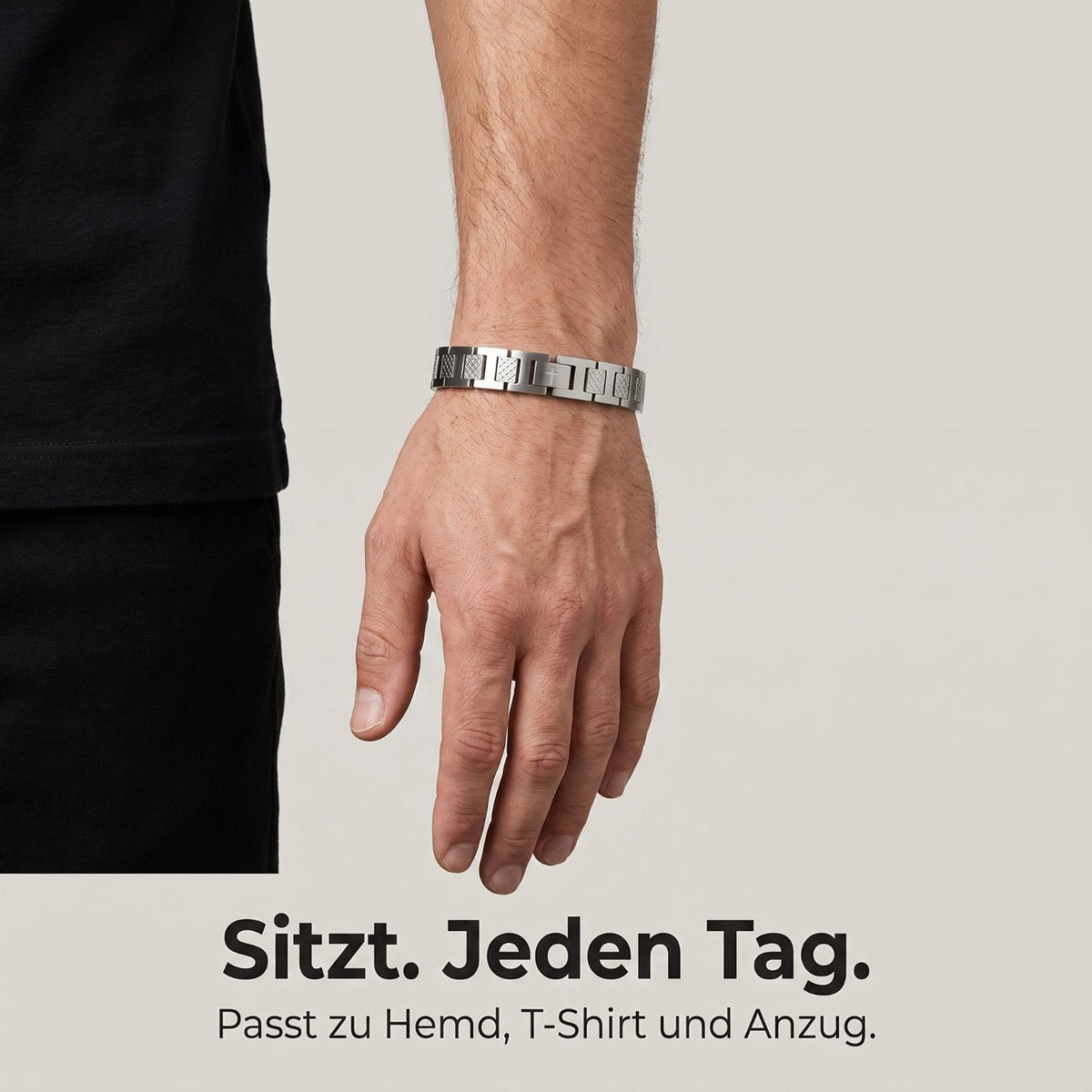 Cross Bracelet am Handgelenk getragen